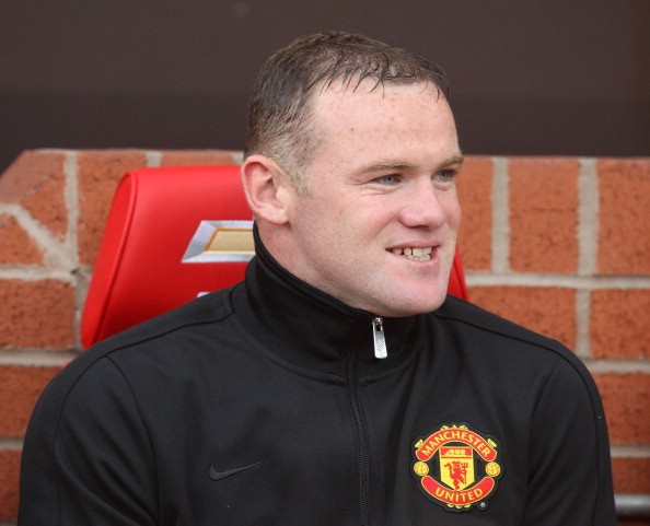 Rooney bị loại khỏi đội hình chính trong trận đấu gặp Fullham trên sân nhà để nhường chỗ cho tân binh Van Persie cộng với việc tiền đạo ngôi sao này dính chấn thương nặng và phải nghỉ dài hạn đã dấy lên tin đồn rằng mối tình giữa anh và Man United sắp đến hồi kết...